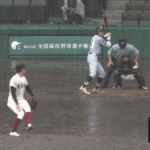 【高校野球】甲子園、雨の中強行し　泥だらけでバットすっぽ抜け、内野ゴロは転がらずWWWWW八回表で大阪桐蔭がコールド勝ち