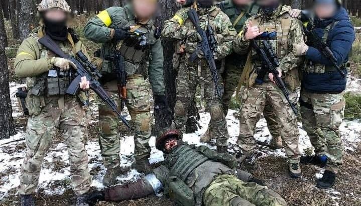 【悲報】ウクライナ人さん、殺害したロシア兵と仲間と笑顔で記念撮影した画像をインスタに上げてしまう・・・