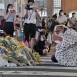 【悲報】亡くなった安倍晋三さんに献花しに来た日本人さん、道路上に献花してしまうｗｗｗｗｗｗｗ