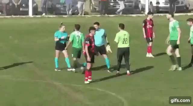 【動画有】アルゼンチンの女性サッカー審判員に背後から暴行を加えた選手が永久追放