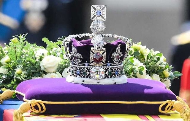エリザベス女王の大英帝国王冠、各国から盗んだダイヤで作られていた・・・