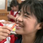 富山県射水市の小学6年生が給食でベニズワイガニ丸ごと1匹を味わう