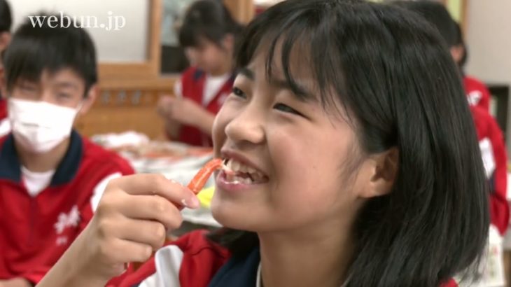 富山県射水市の小学6年生が給食でベニズワイガニ丸ごと1匹を味わう