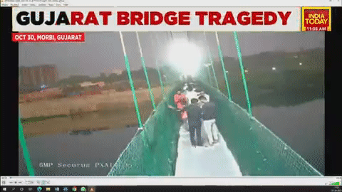 インドでつり橋が崩落し141人が死亡