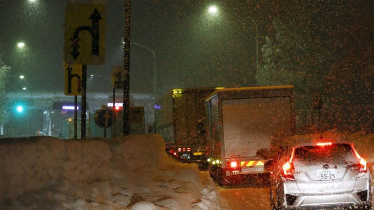 新潟の大雪、車の立ち往生の解消に向けて陸上自衛隊に災害派遣を要請